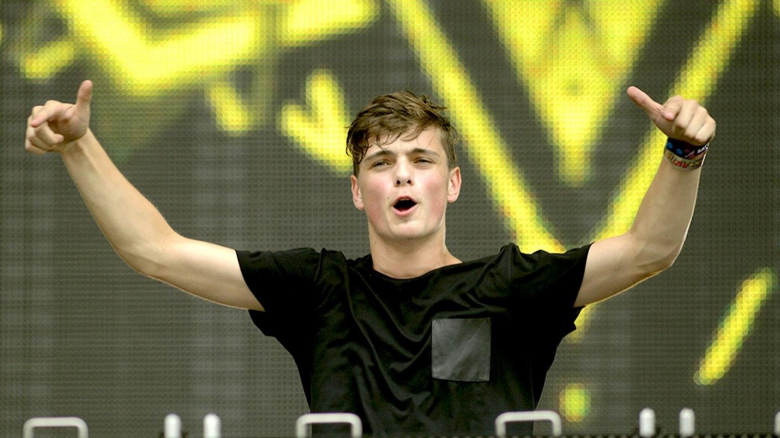 Awesome Martin Garrix Free Wallpaper Id - Martin Garrix Hands Up - HD Wallpaper 