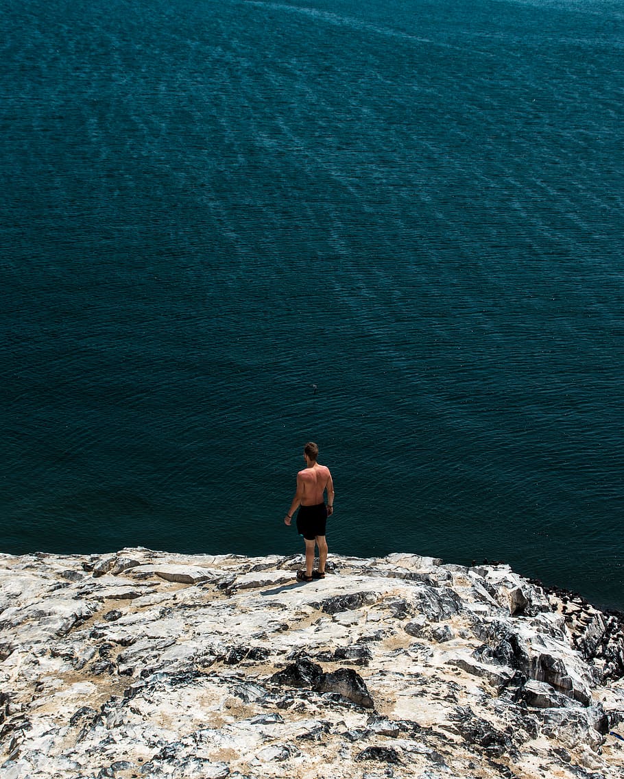 Person Standing On Edge Of A Cliff Over Looking Body - Sea - HD Wallpaper 