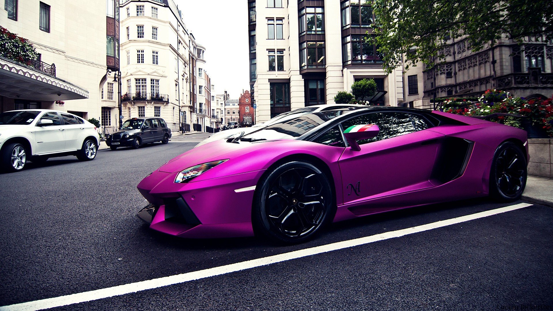 Lamborghini Aventador Morado Lamborghini Aventador - Aston Restaurant And Bar - HD Wallpaper 