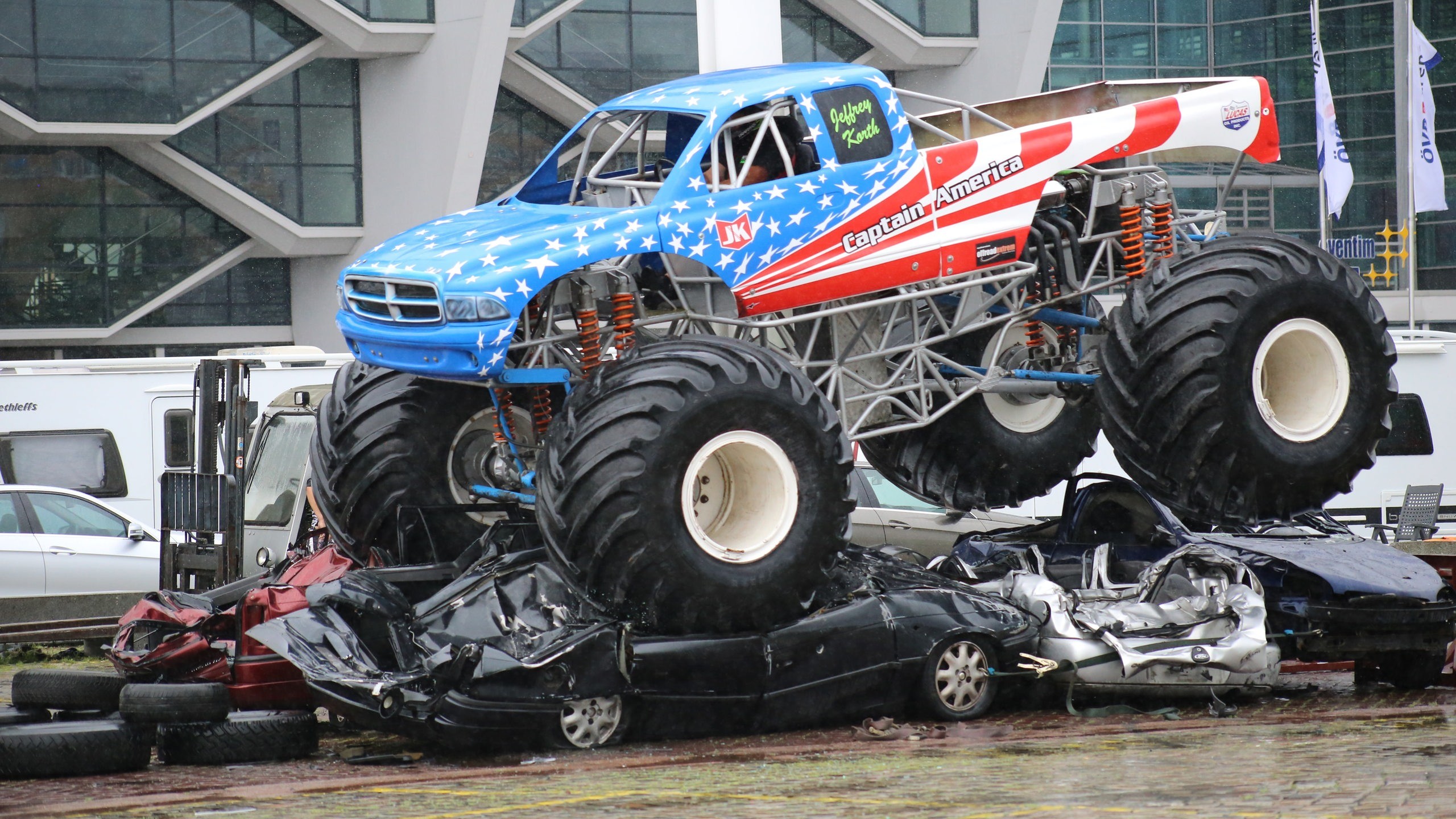 2560x1440, Motorshow In Bremen Die Monster Trucks Sind - Monster Truck - HD Wallpaper 