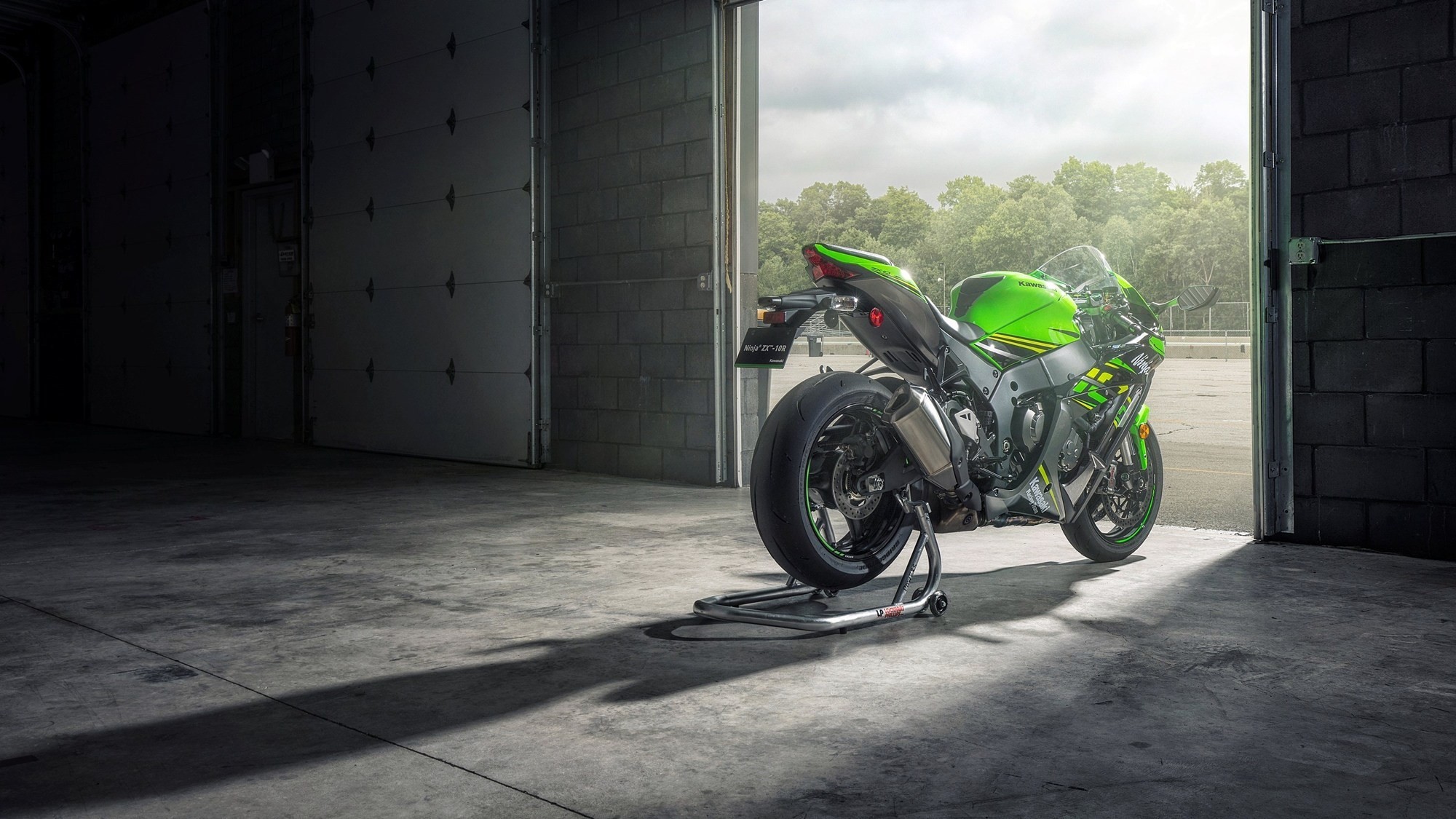 2000x1125, India Assembled Kawasaki Ninja Zx 10r Hd - Kawasaki Zx10r Wallpaper Hd - HD Wallpaper 