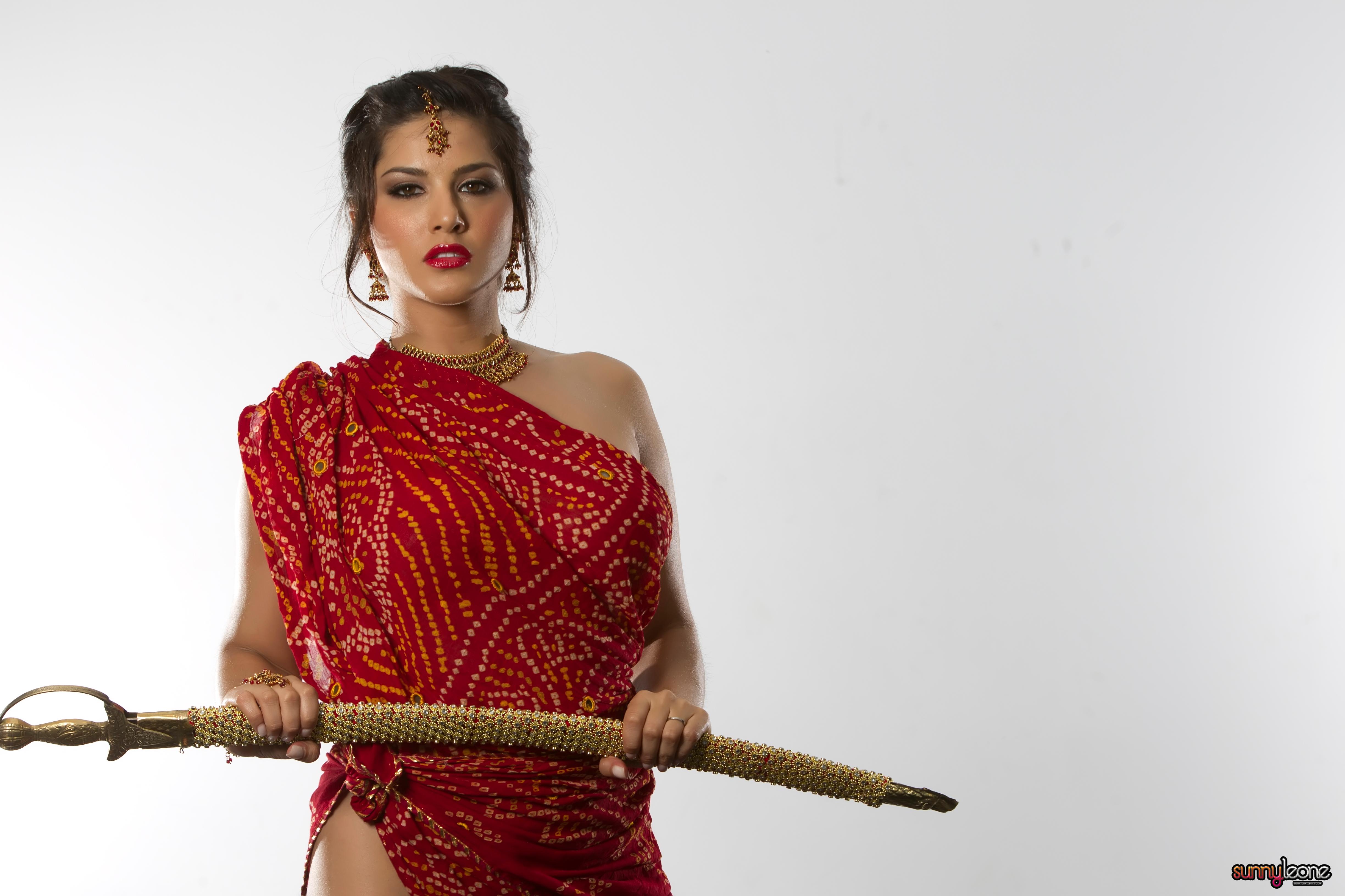 Sunny Leone With Sword - HD Wallpaper 