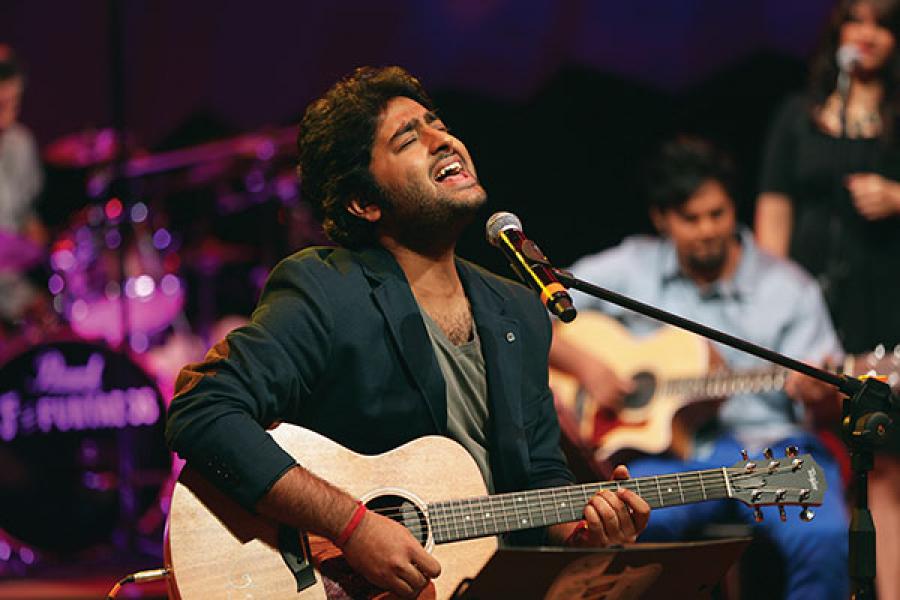 The Rise And Rise Of Arijit Singh - Arijit Singh While Singing - HD Wallpaper 