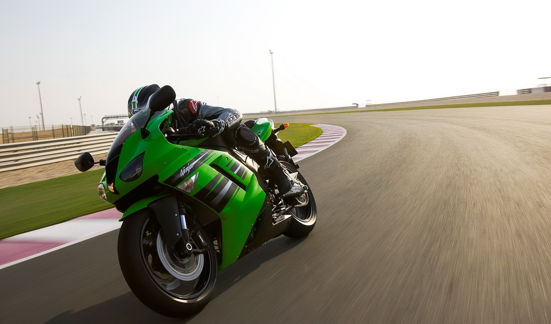 Kawasaki Ninja Zx 6r 01 Wallpaper - Kawasaki Ninja Zx 6r - HD Wallpaper 