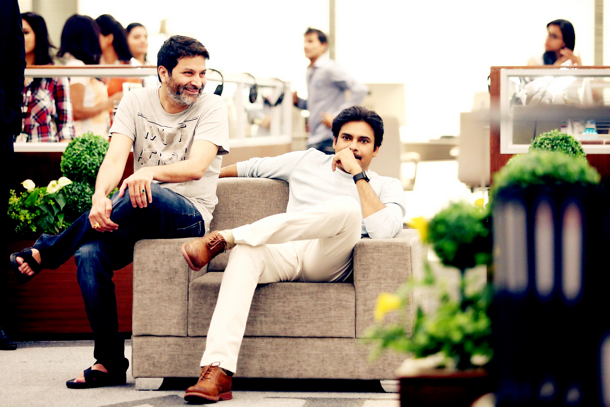 Celebrity Pawan Kalyan Download Wallpaper - Trivikram And Pawan Kalyan - HD Wallpaper 