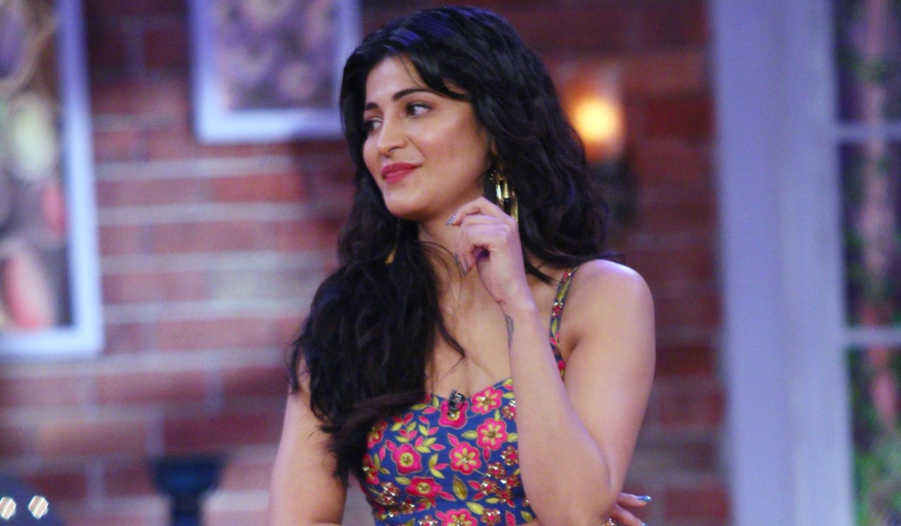 Shruti Hassan Super Cute In Desi Wear K Wallpaper K - Shruti Haasan In Gabbar Is Back - HD Wallpaper 