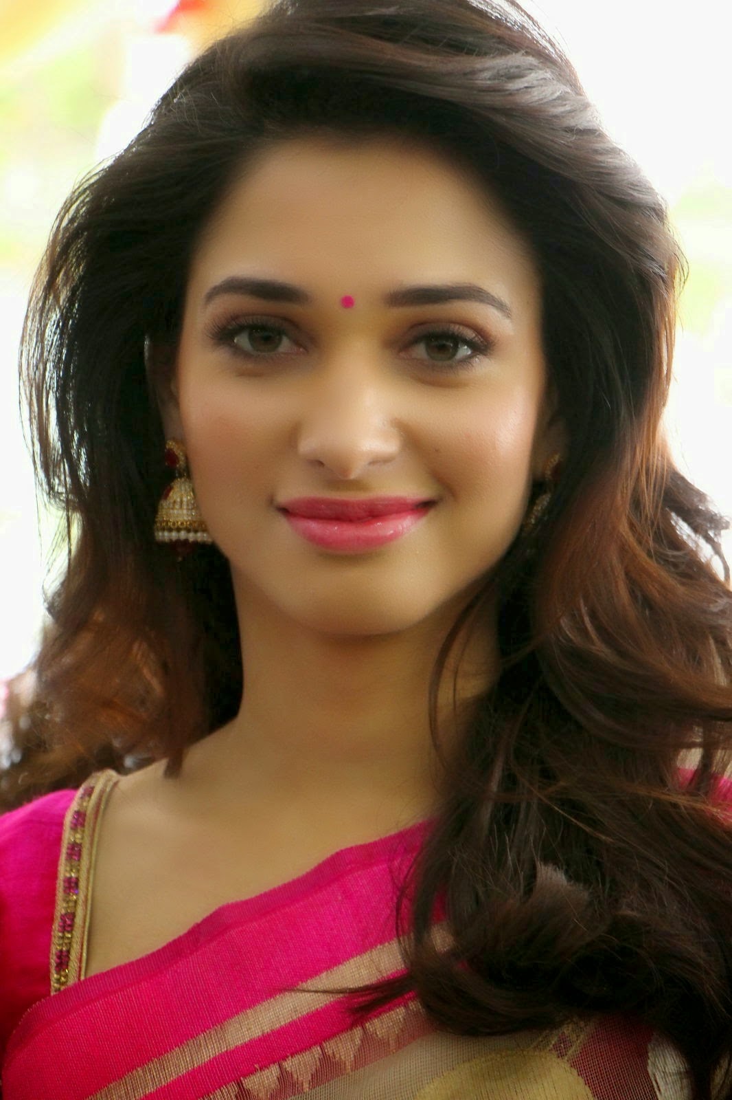 Tamanna Bhatia Looking Hot In Saree Hd Wallpaper High - Tamanna Bhatia Hd Wallpaper Saree - HD Wallpaper 