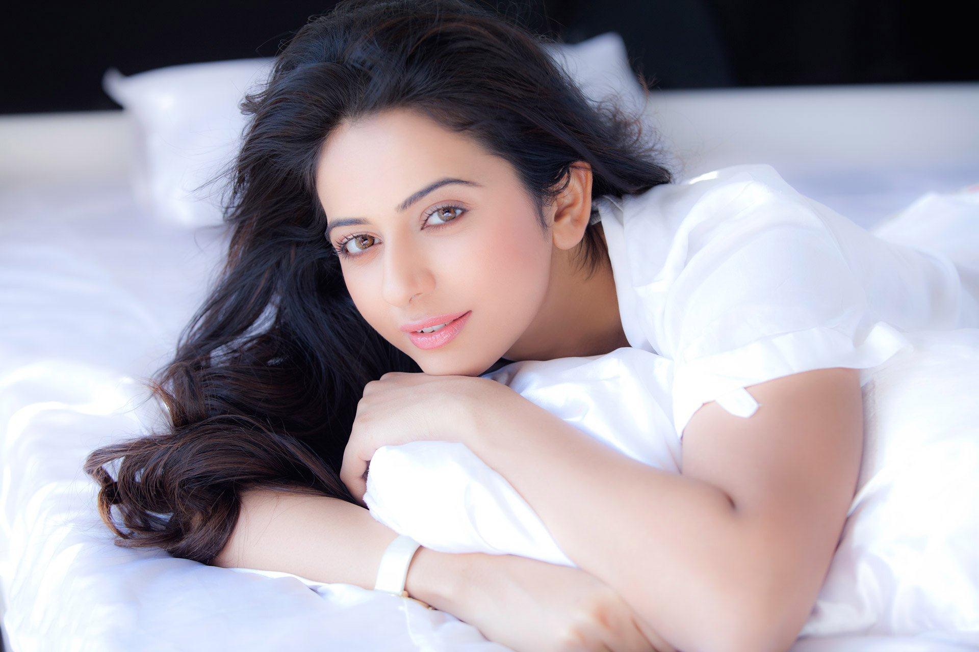 Rakul Preet Singh Beautiful Eyes Wallpaper - Beautiful Wallpaper Rakul Preet Singh - HD Wallpaper 