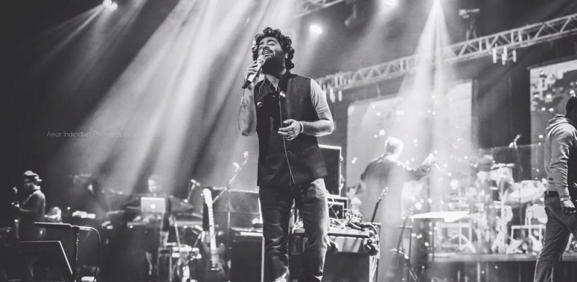 Black Background Pic Of Arijit Singh - HD Wallpaper 
