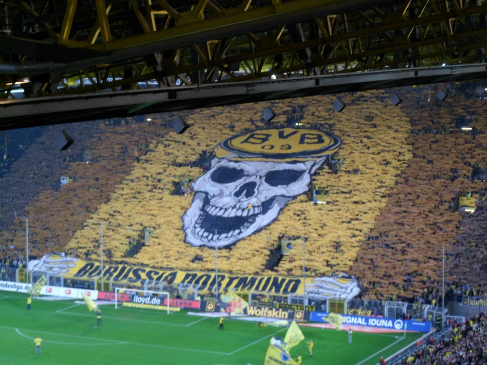 Borussia Dortmund Wallpaper Fans High Resolution - Borussia Dortmund Stadion Fans - HD Wallpaper 