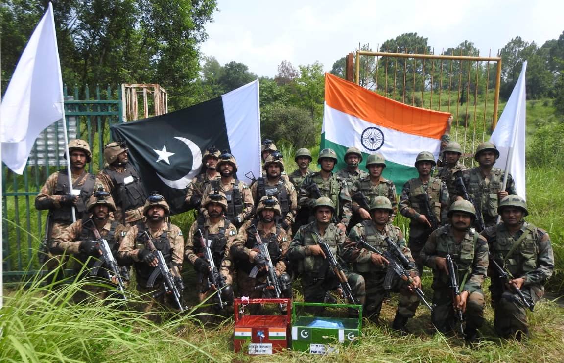 Pakistan India Troops Eid Border - India And Pakistan Army - HD Wallpaper 