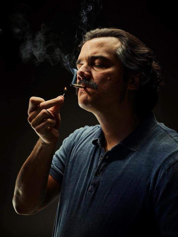 Pablo Escobar Narcos Smoking - HD Wallpaper 