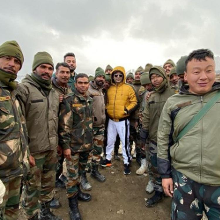 Kapil Sharma Spends Time With Indian Army Soldiers - Kapil Sharma In Tawang - HD Wallpaper 