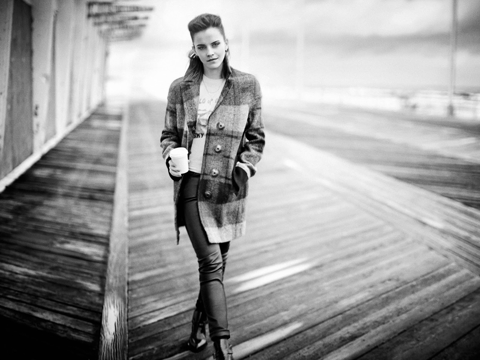 Emma Watson Wallpaper Iphone4 - HD Wallpaper 