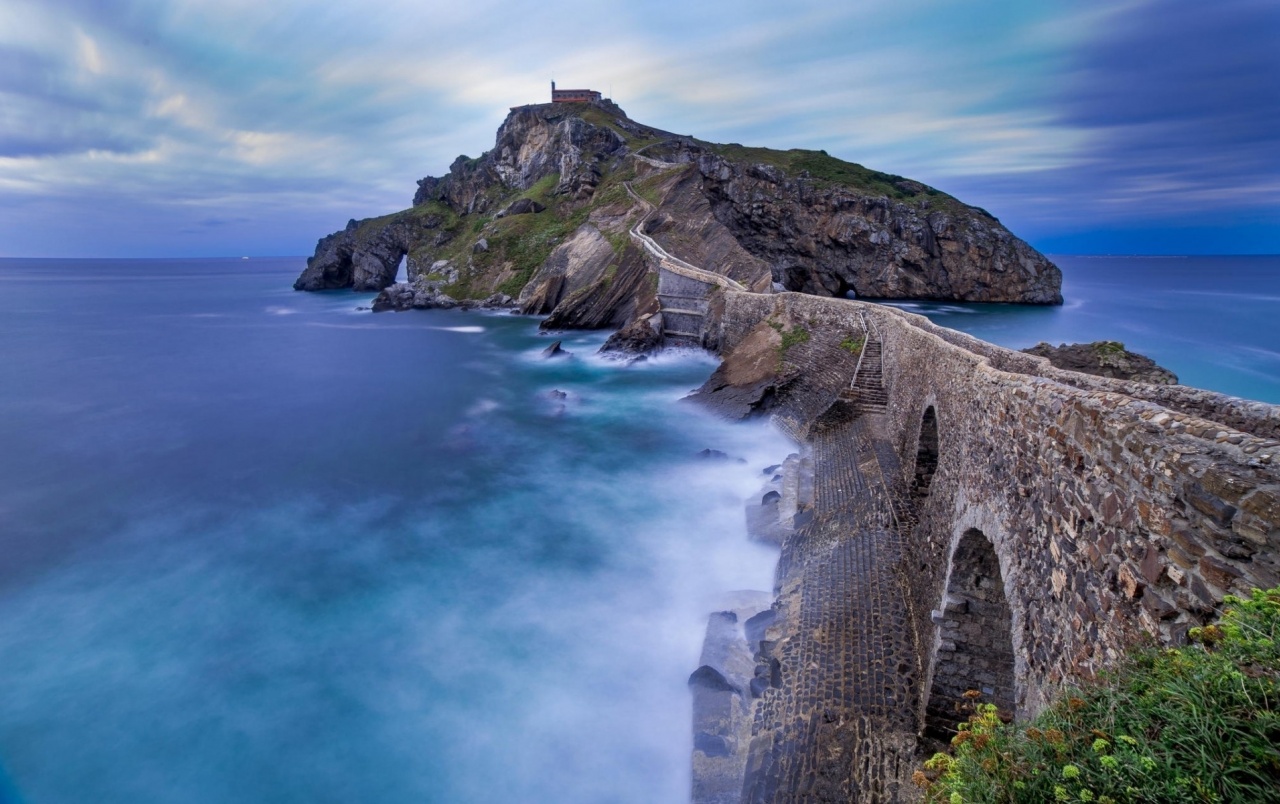 Ocean Stone Bridge Island Wallpapers - Stone Bridge Over Ocean - HD Wallpaper 