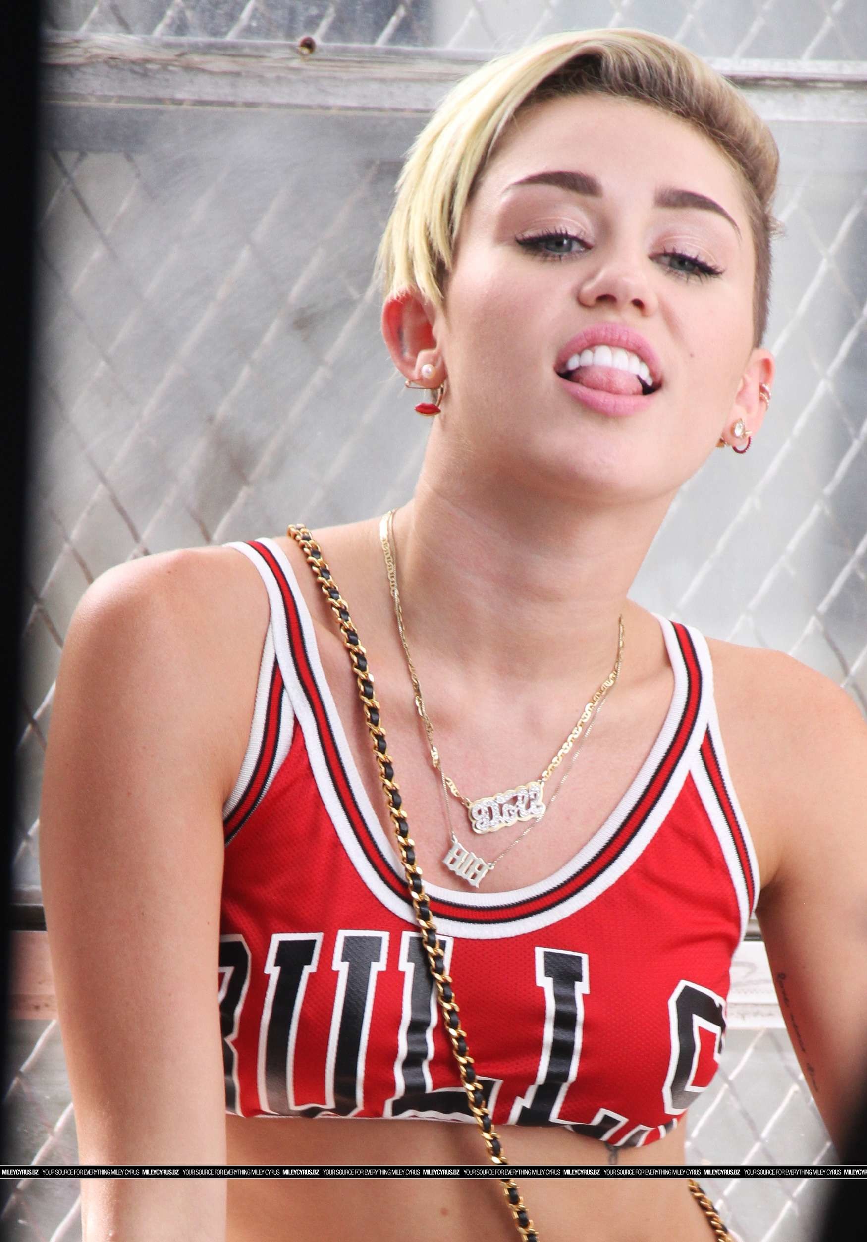 Miley Cyrus 23 Music Video Portraits -16 Full Size - Miley Cyrus Wallpaper For Iphone - HD Wallpaper 