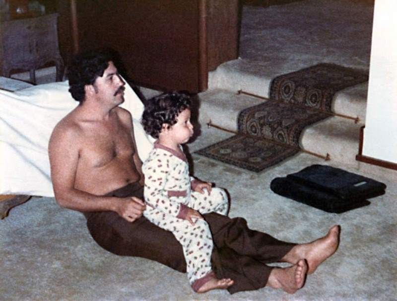 Watching Television - Pablo Escobar Dead - HD Wallpaper 