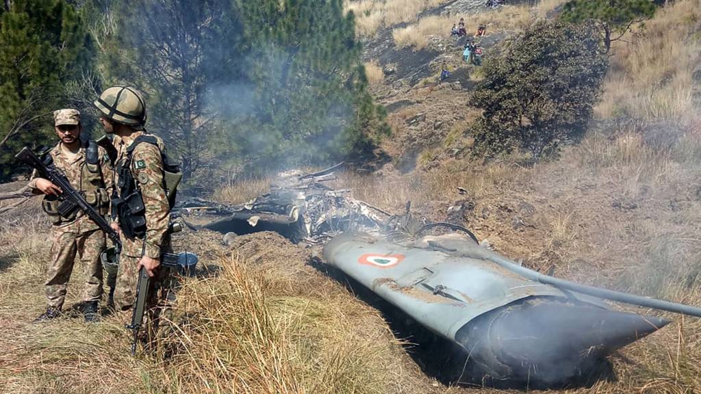 Picture That Pakistan Says Shows A Downed Indian Plane - Today India Pakistan Border News - HD Wallpaper 