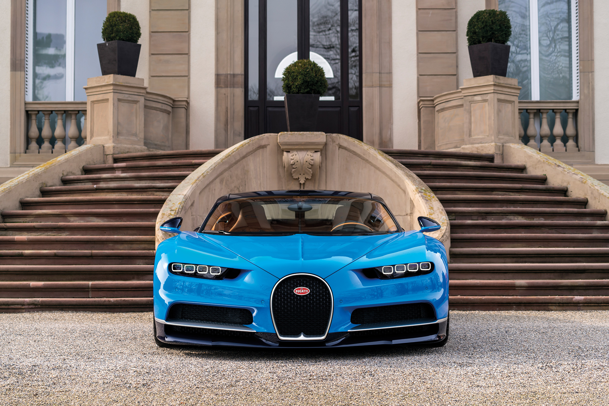 Bugatti Chiron Wallpaper Hd - Mansion With Bugatti Chiron - HD Wallpaper 