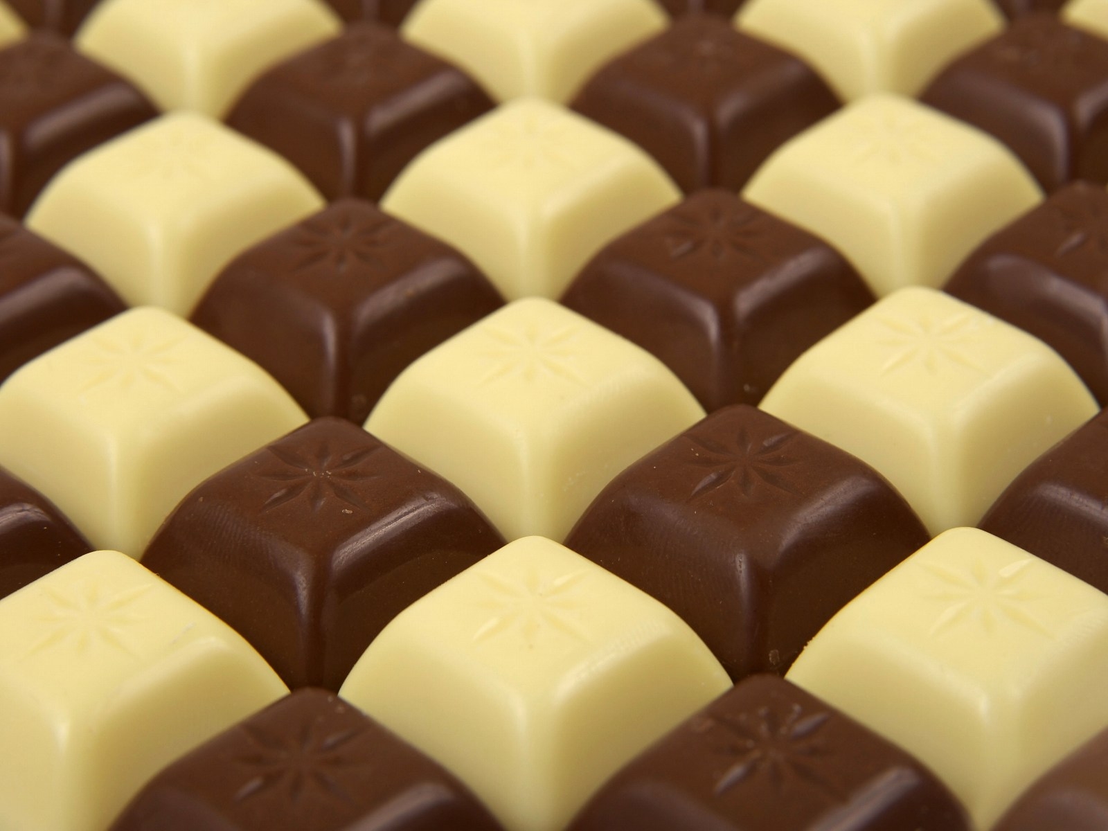 Chocolate Day Wallpaper Free Wallpaper Hivewallpaper
full - Chocolate Candy - HD Wallpaper 