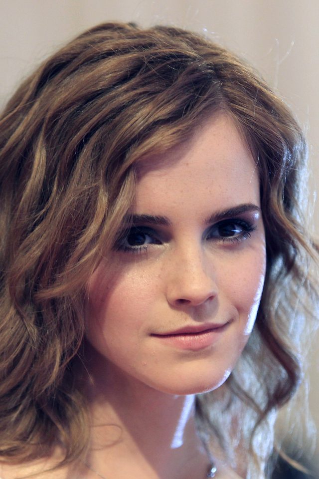 Emma Watson Face Actress Celebrity Iphone Wallpaper - Emma Watson Hair Styles - HD Wallpaper 
