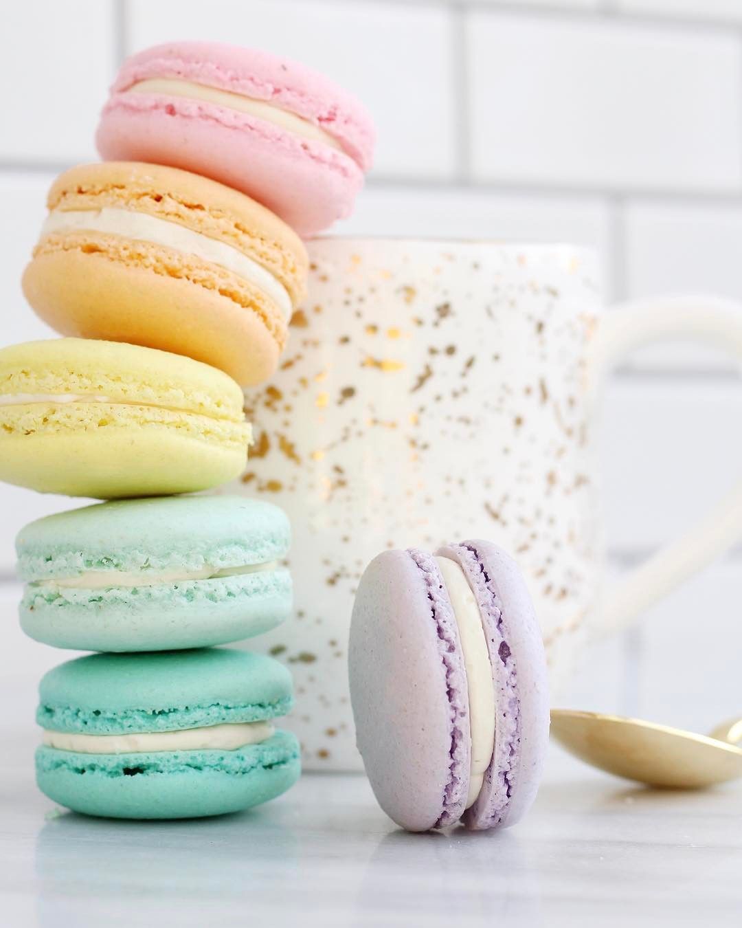 Pastel Rainbow Macarons - HD Wallpaper 