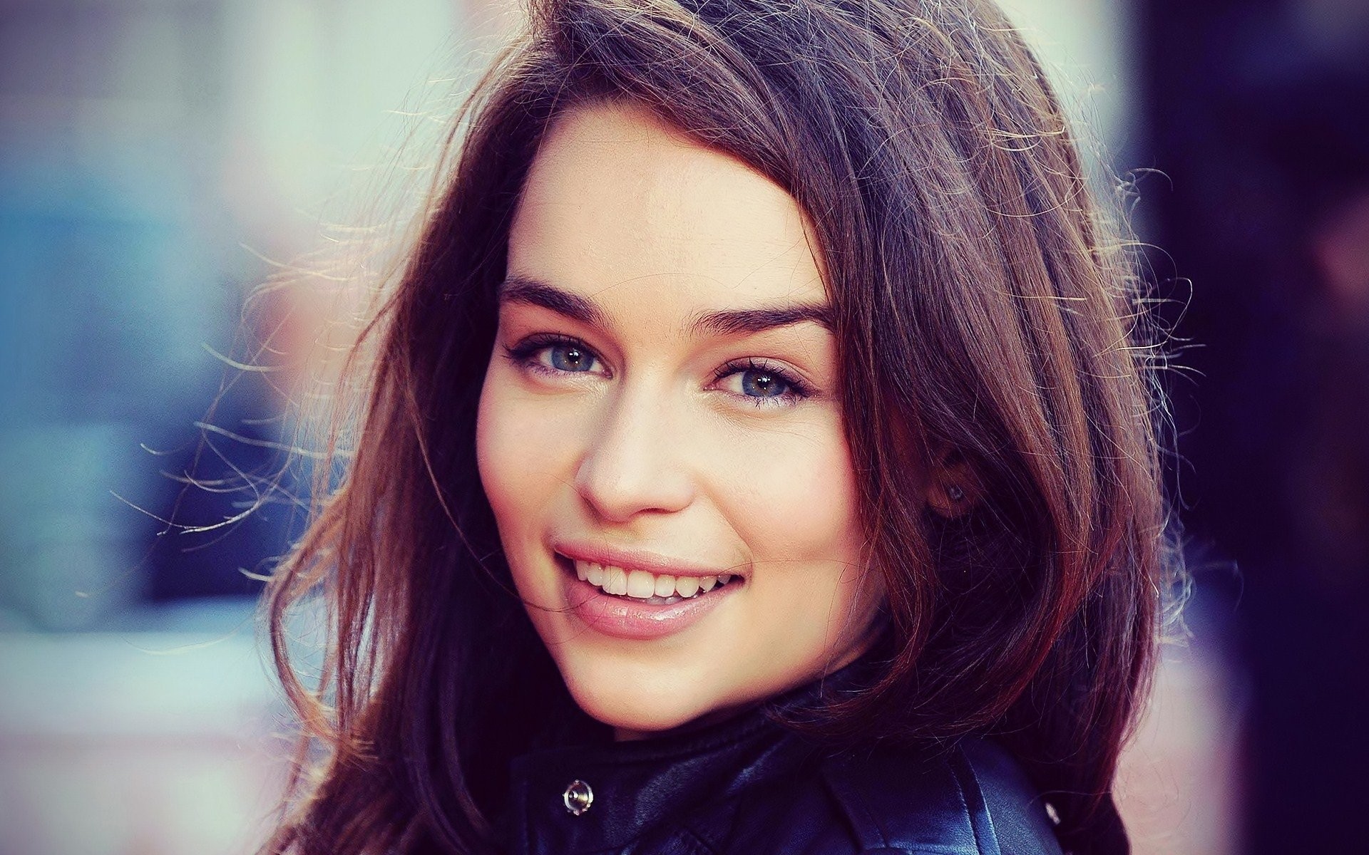 Emilia Clarke Brunette Celebrity Actress Face Wallpaper - Emilia Clarke Gorgeous - HD Wallpaper 