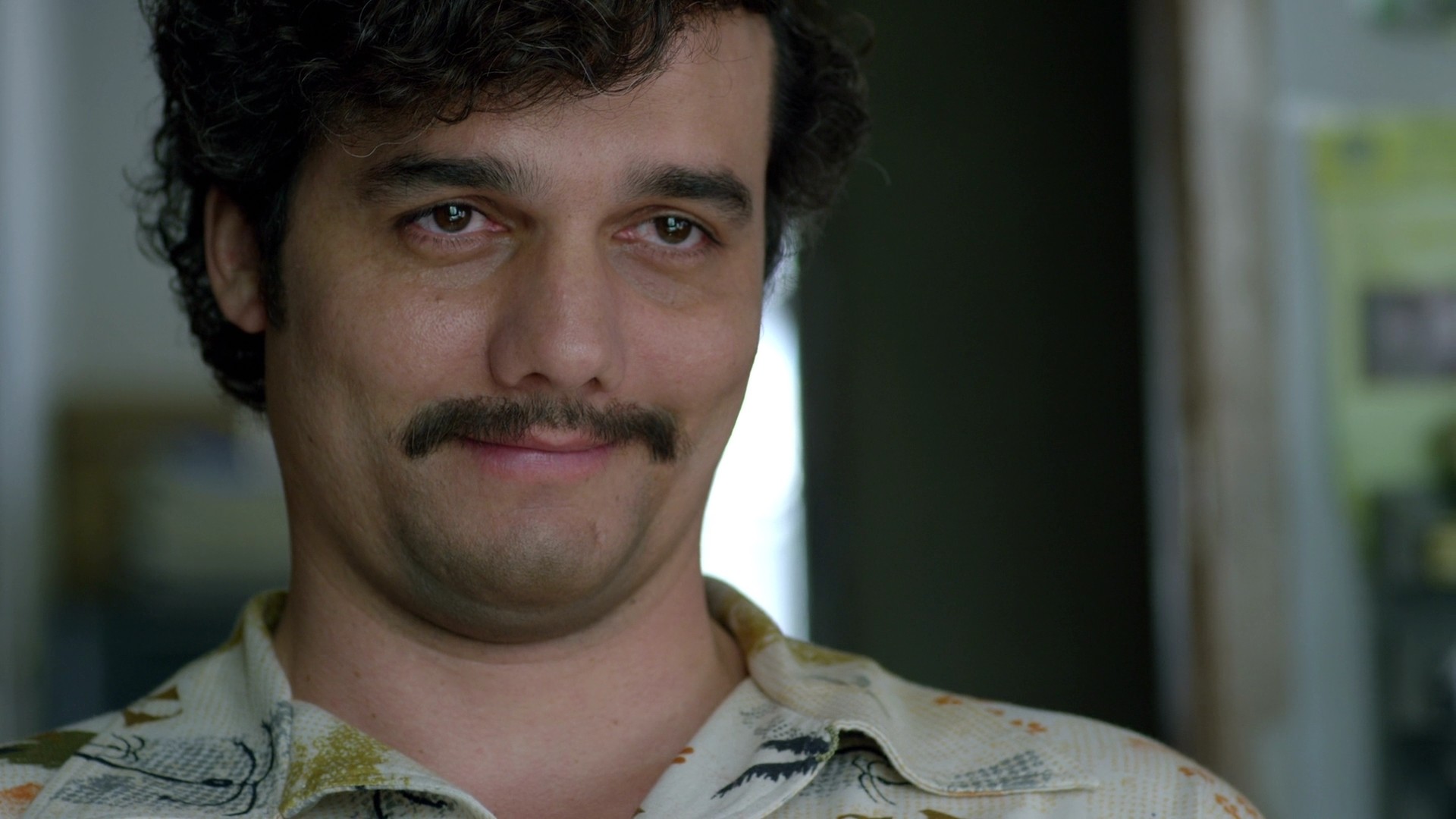 Narcos Wallpaper 20084 
 Data-src /w/full/2/0/6/40976 - Pablo Escobar Narcos Laughing - HD Wallpaper 