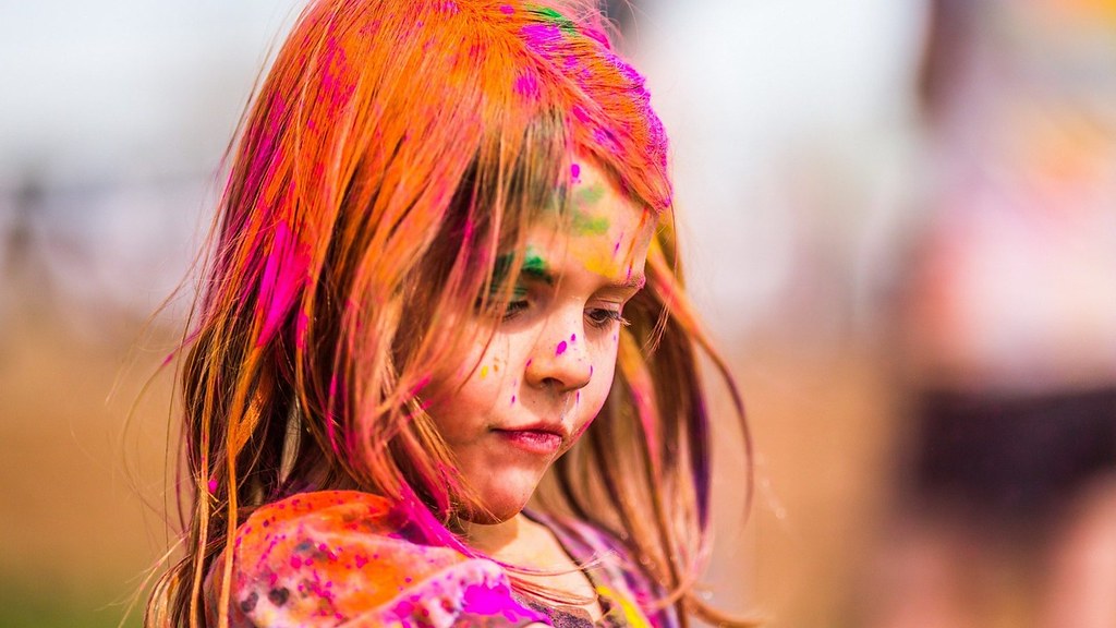 Cute Girl Celebrating Holi Hd Wallpaper - Holi Girl Wallpaper Hd - HD Wallpaper 
