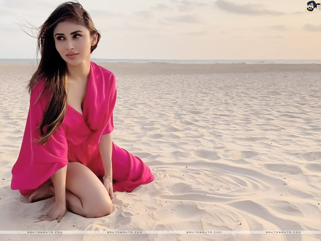 Mouni Roy - Mouni Roy Beach - HD Wallpaper 
