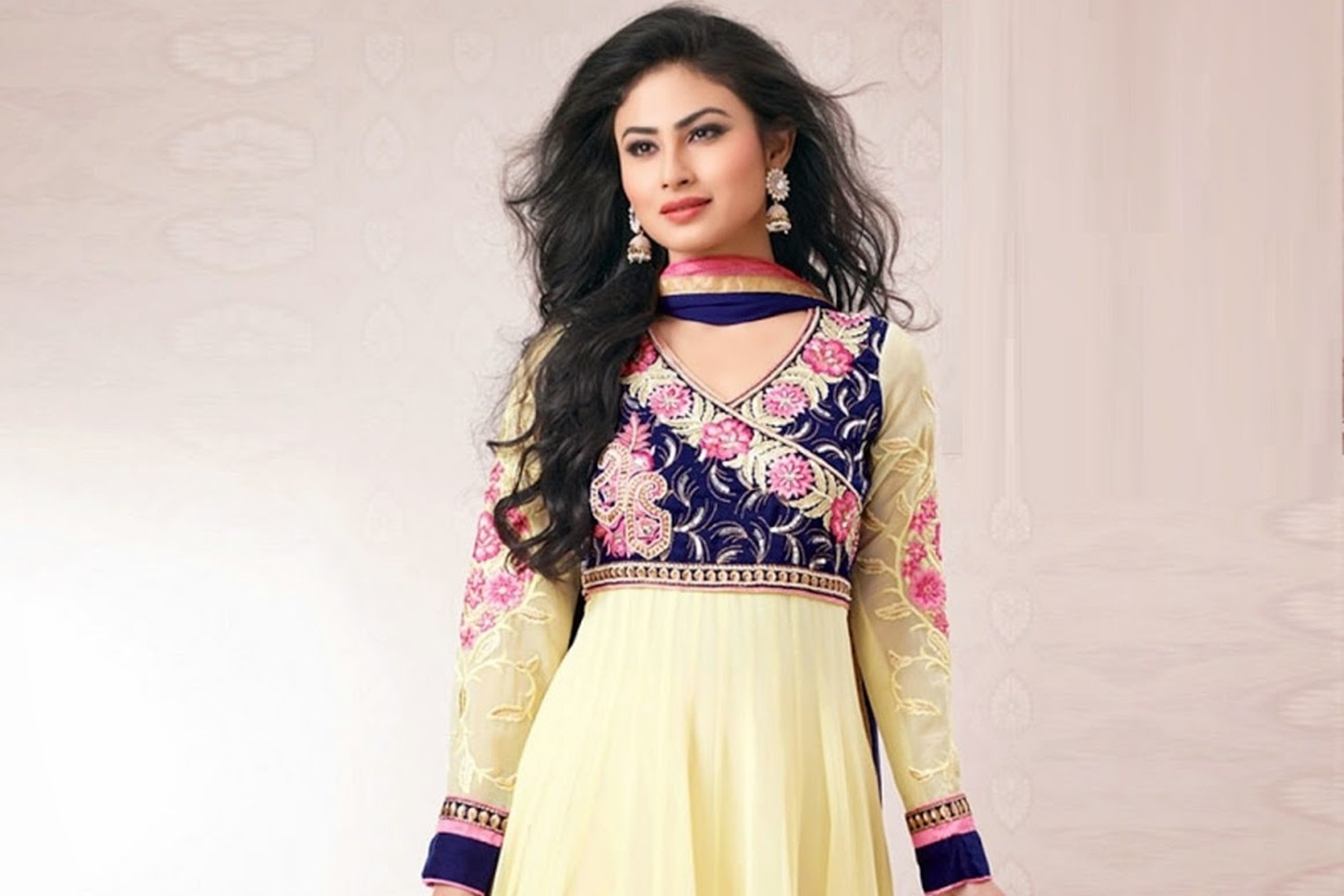 Mouni Roy Latest Wallpaper - Georgette - HD Wallpaper 