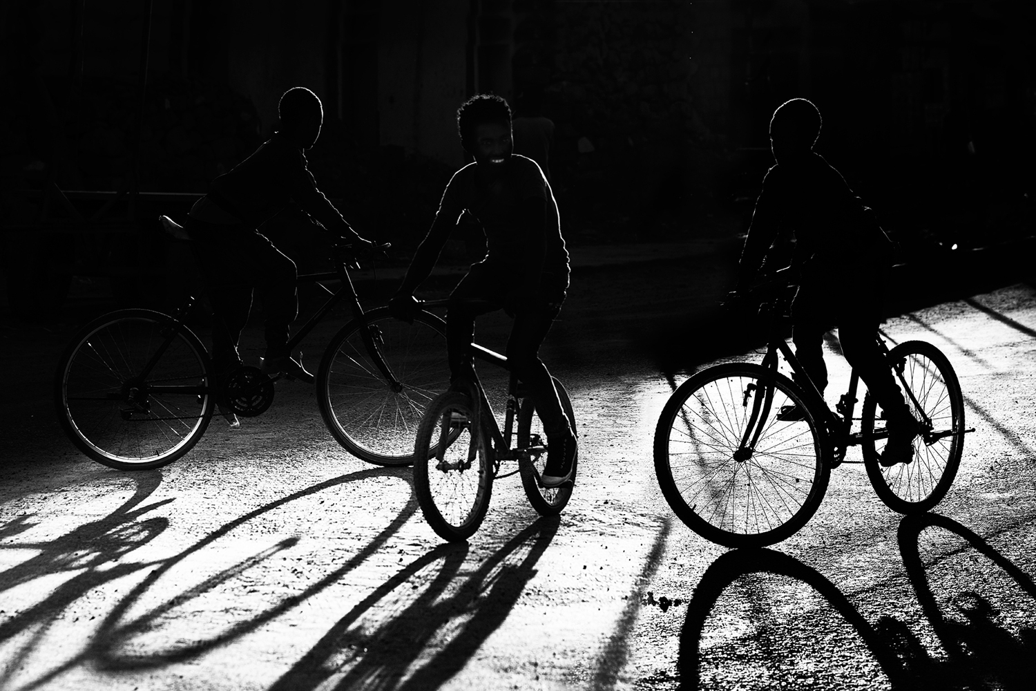Photo Wallpaper Boys, Bycicles, Shadow And Light - Road Bicycle - HD Wallpaper 