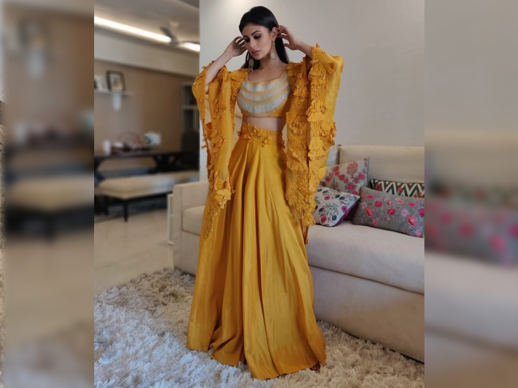 Mouni Roy In Yellow Dress - HD Wallpaper 