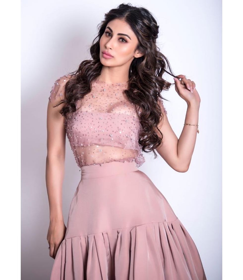 Mouni Roy Made In China - HD Wallpaper 