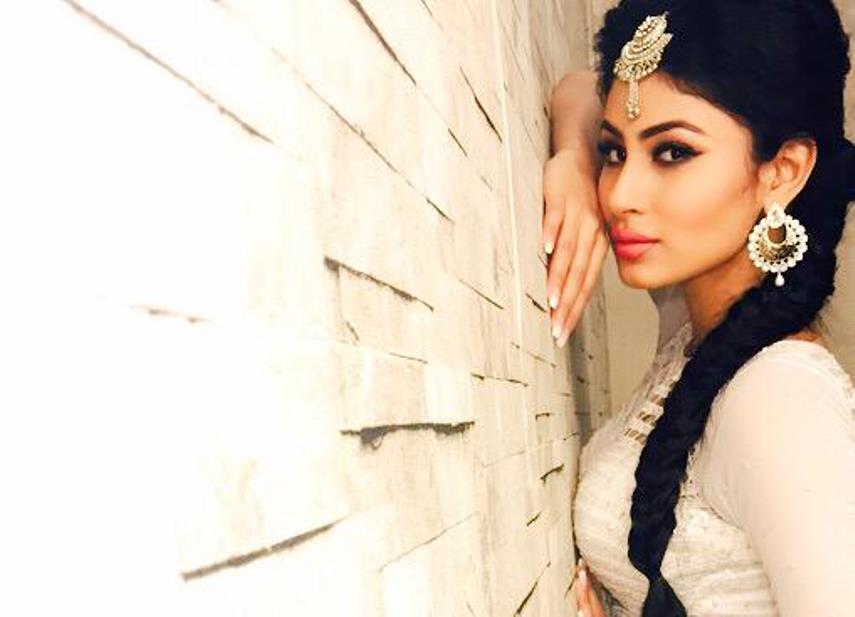 Mouni Roy - Beautiful Naagin Mouni Roy - HD Wallpaper 