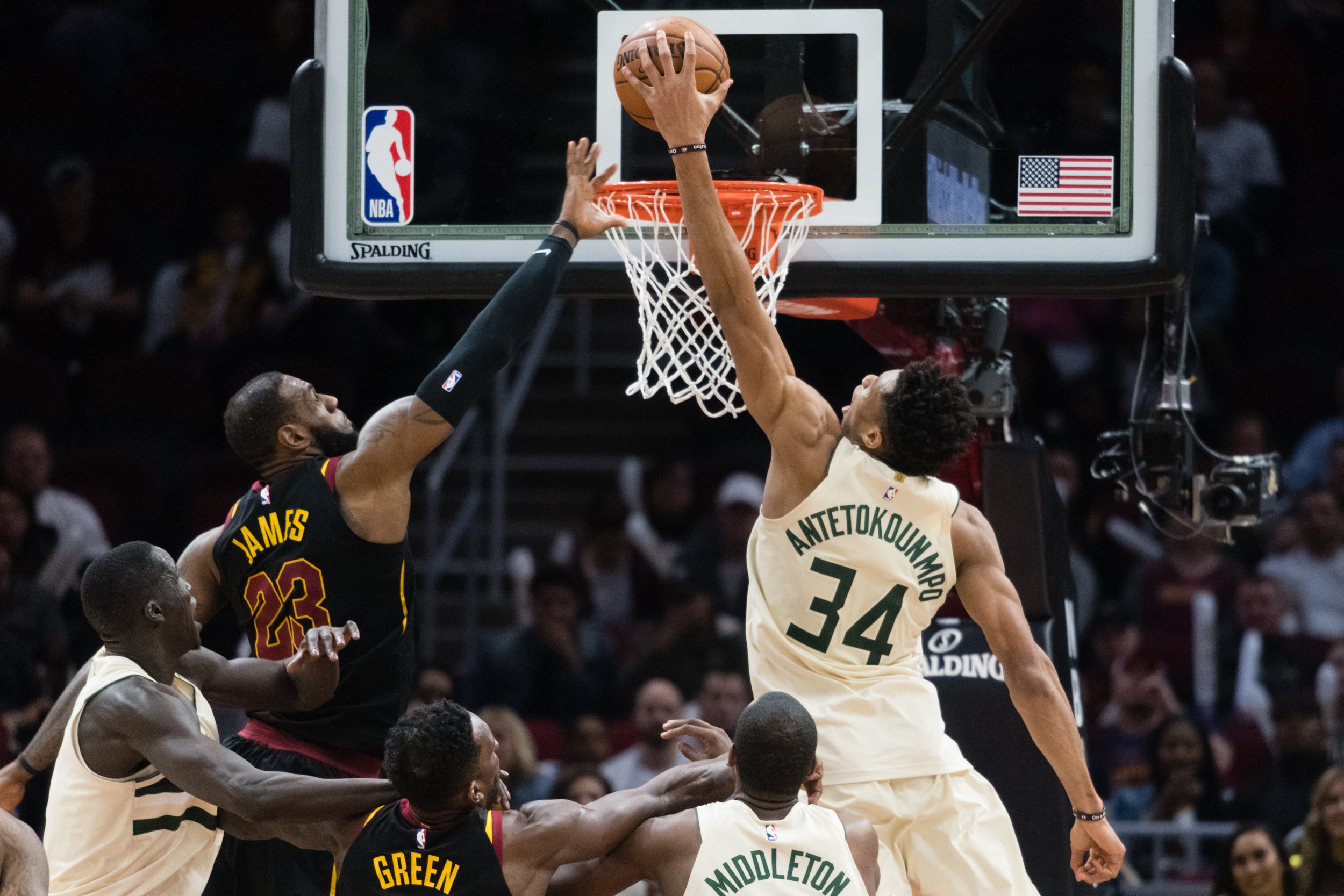 Gettyimages-934739812 - Giannis Dunking On Lebron - HD Wallpaper 