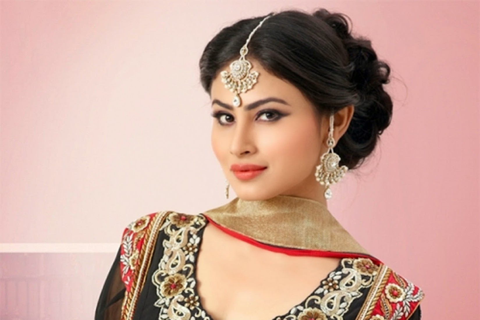 Mouni Roy Wallpaper - Mouni Roy - HD Wallpaper 