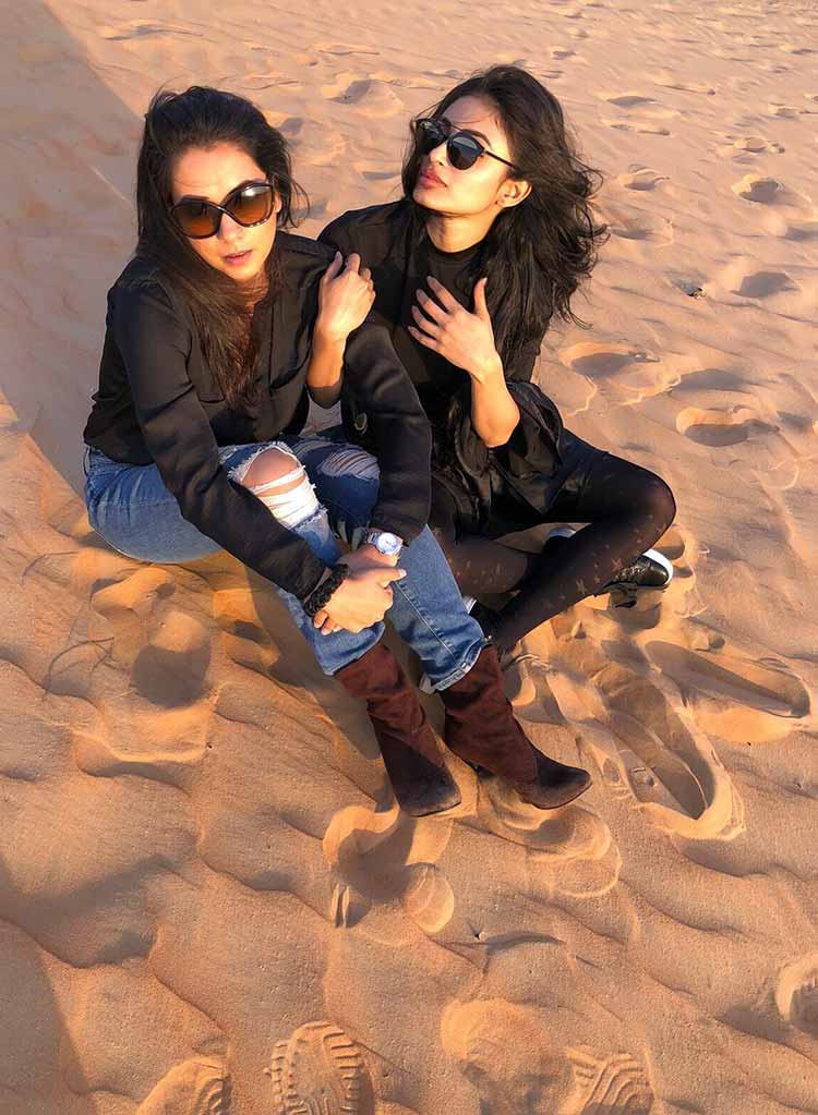Mouni Roy Vacationing With Her Close Friend - Cute Mouni Roy - HD Wallpaper 