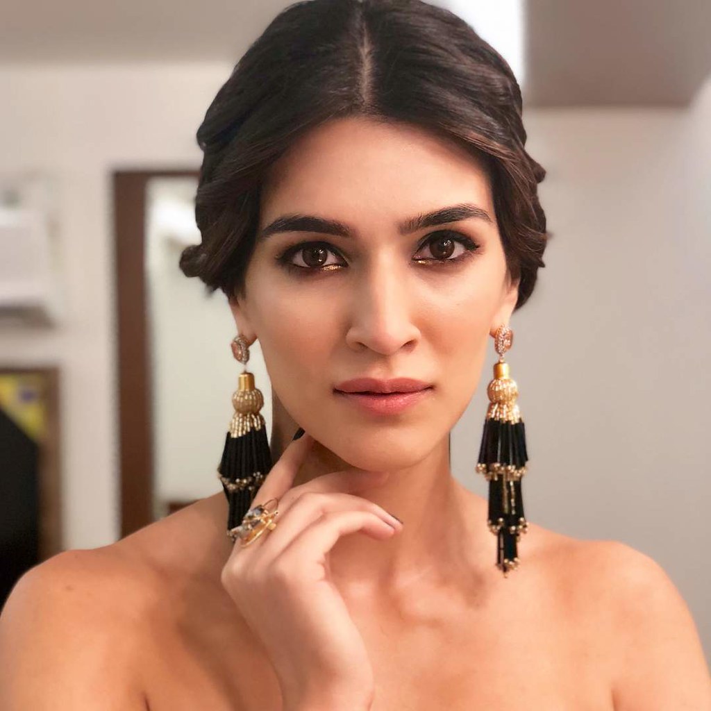 Kriti Sanon In Tassel Earrings - 1024x1024 Wallpaper Kriti Sanon In Tassel Earrings - 1024x1024 Wallpaper