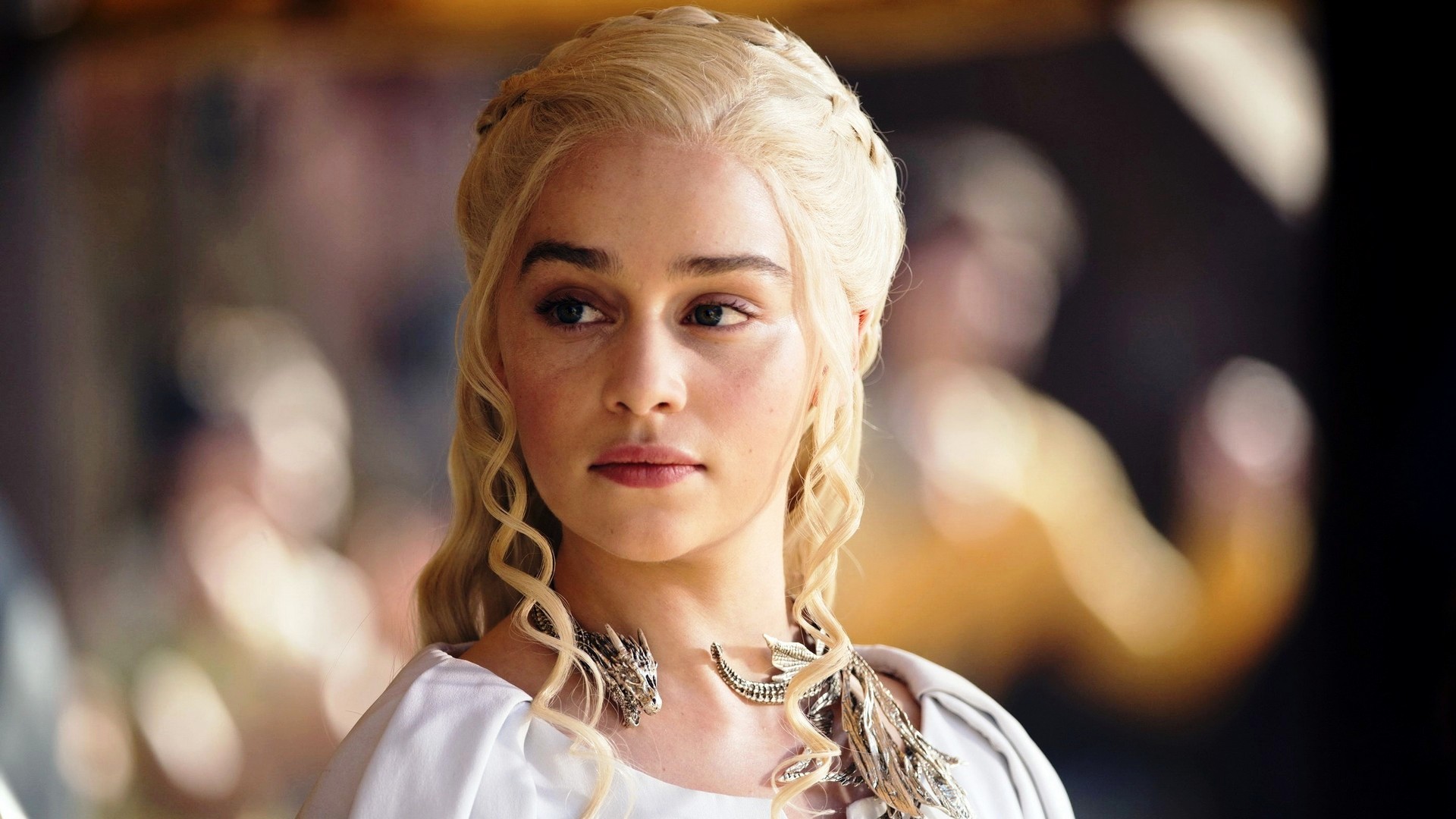 Game Of Thrones Cast Emilia Clarke As Daenerys Targaryen - Emilia Clarke With Blonde Hair - HD Wallpaper 