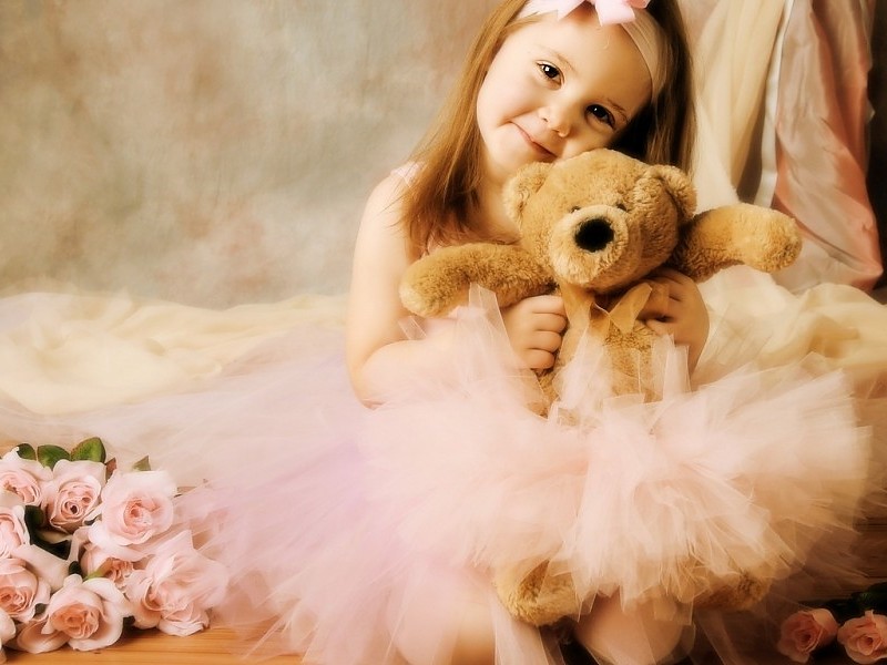 Pretty Cute Girl And Teddy Bear Wallpaper - Lovely Teddy Bear With Girl - HD Wallpaper 