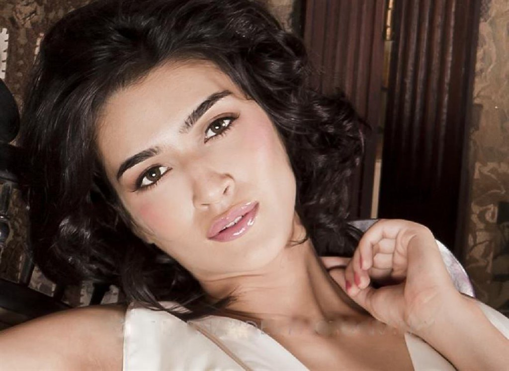 Actress Kriti Sanon Hd Hot - HD Wallpaper 