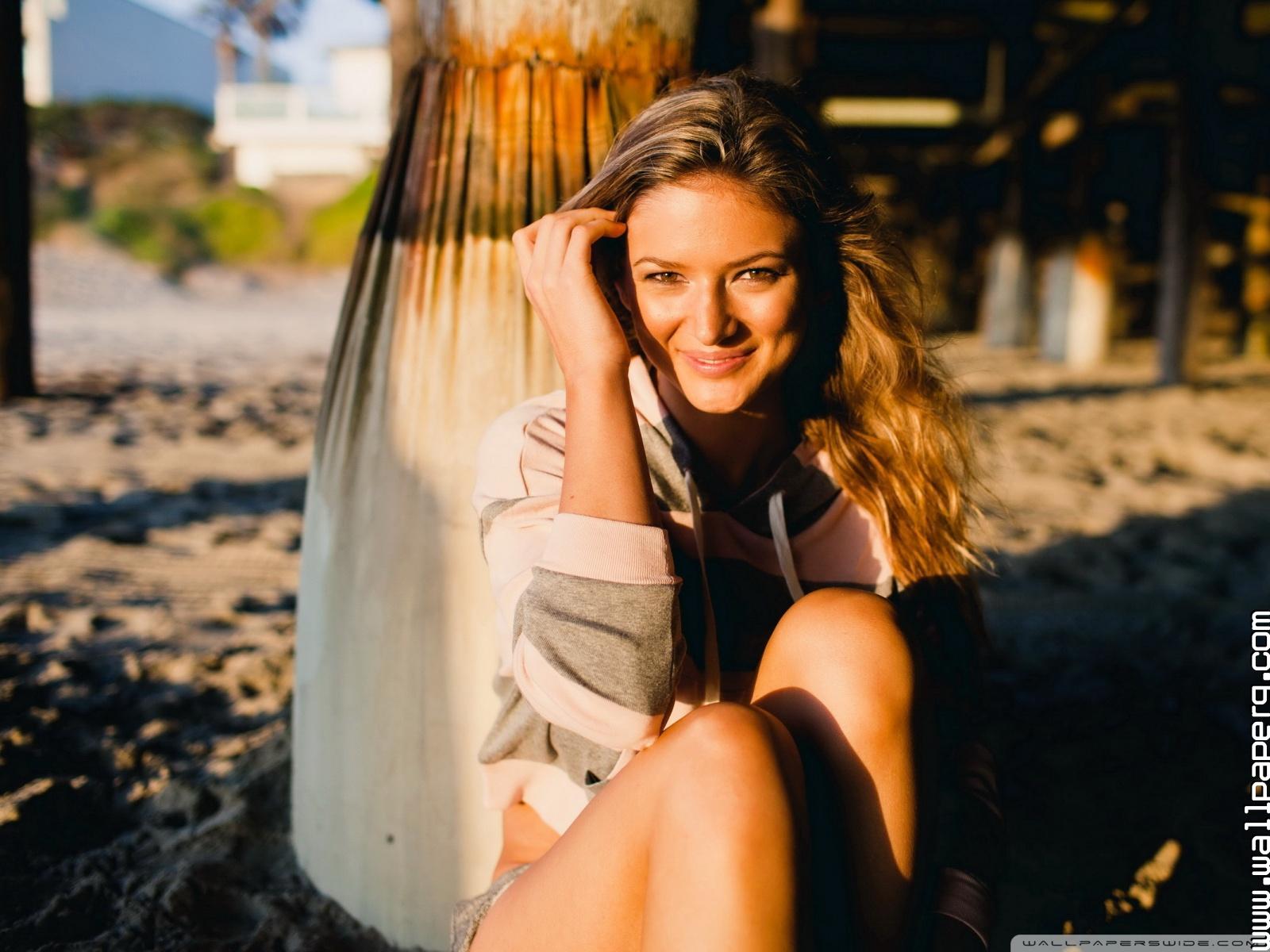 Modelos En Playa Puesta De Sol - HD Wallpaper 