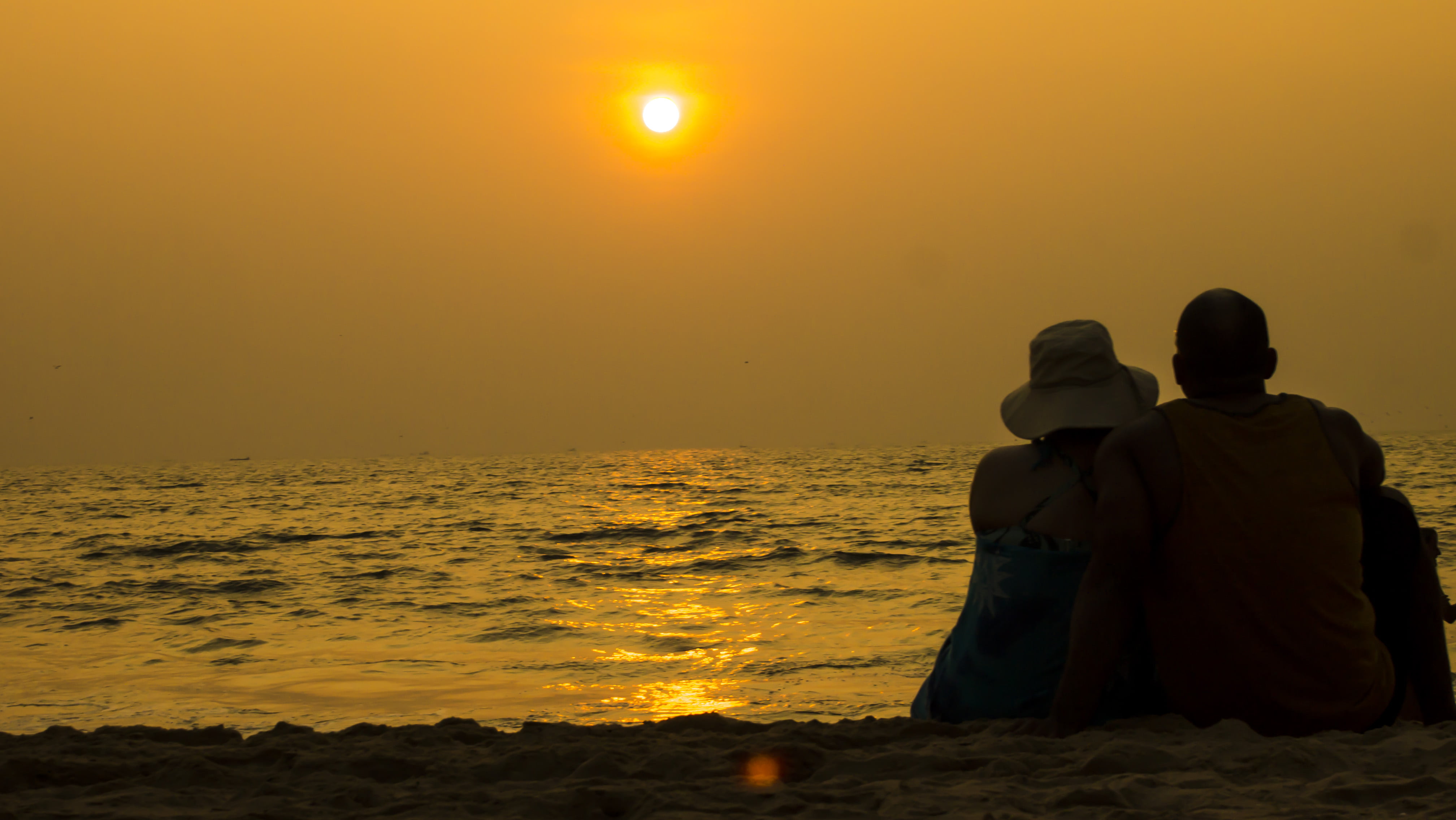 Couple Sitting On Beach - HD Wallpaper 