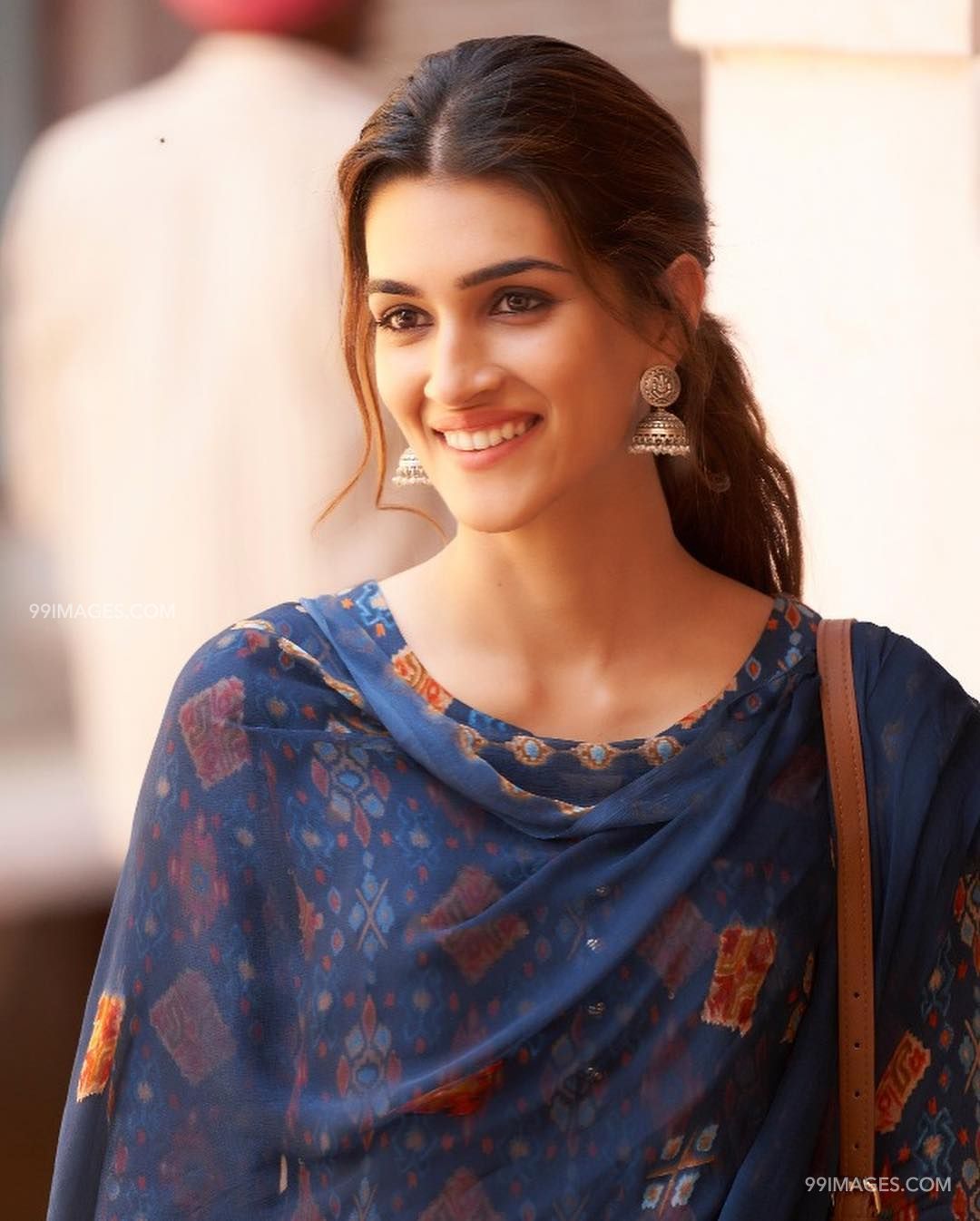 Kriti Sanon Hot Hd Photos & Wallpapers For Mobile (36197) - Luka Chuppi Heroine Name - HD Wallpaper 