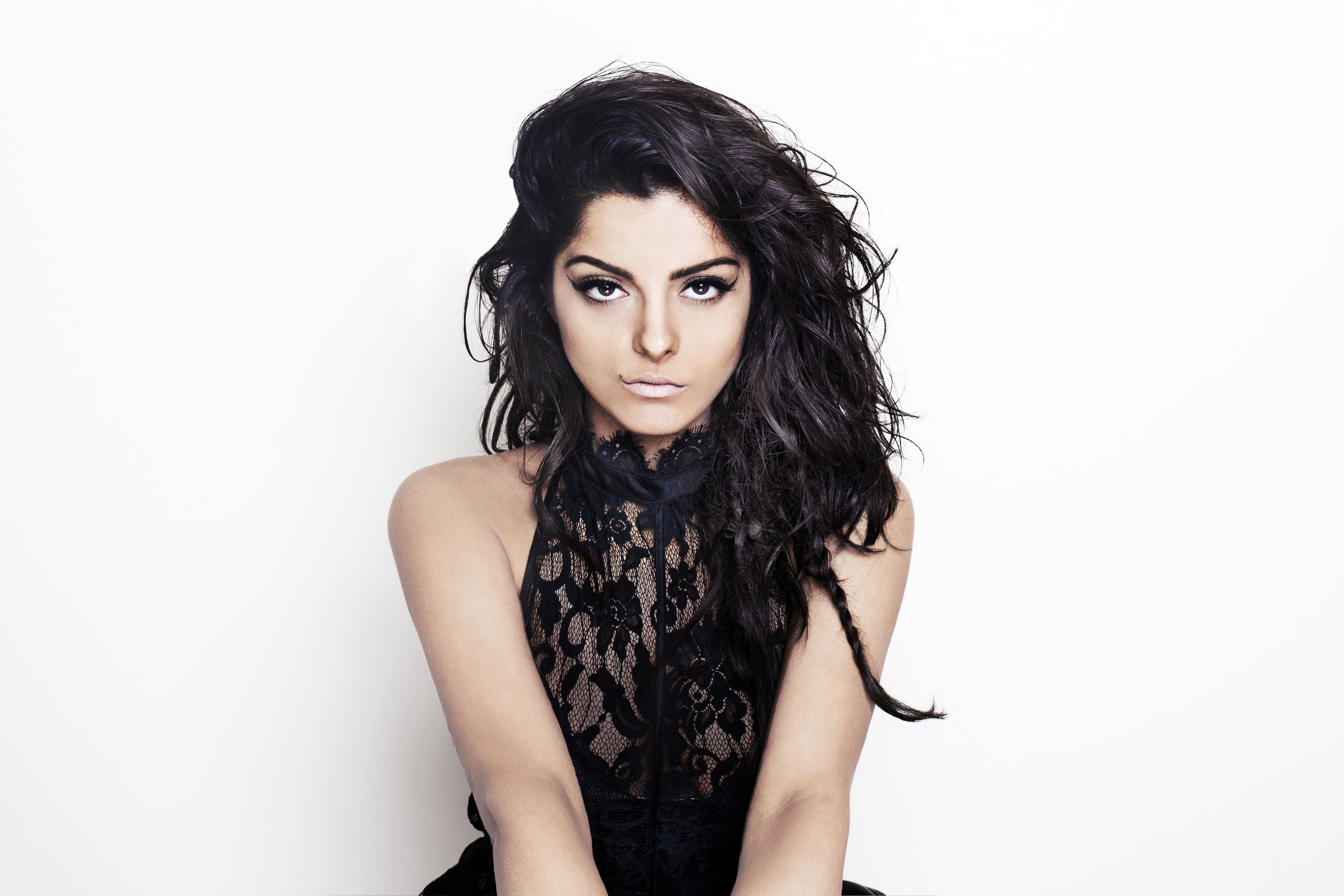 Black Haired Bebe Rexha - HD Wallpaper 
