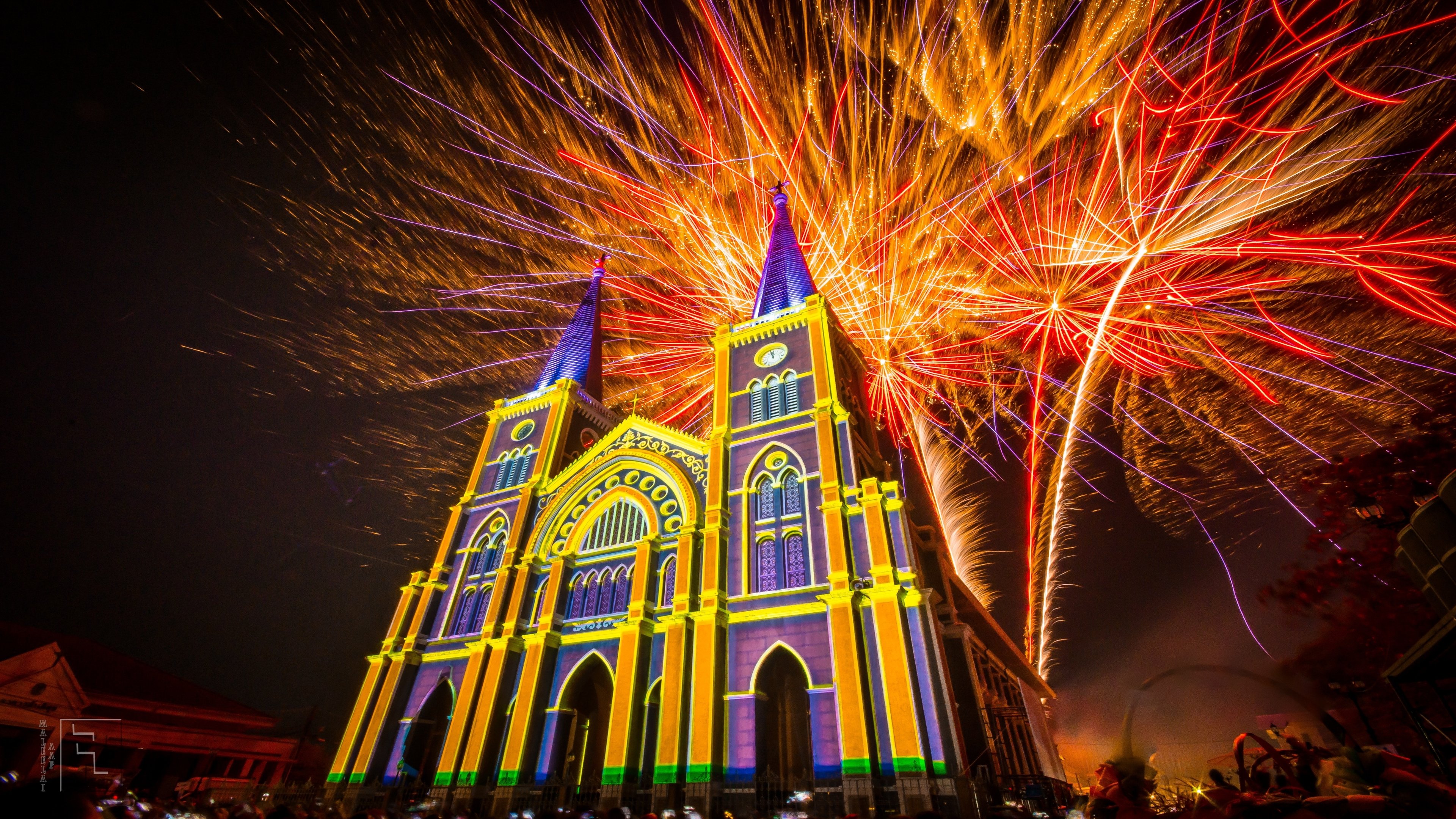 Unsplash Smile Wallpaper - Fuegos Artificiales - HD Wallpaper 