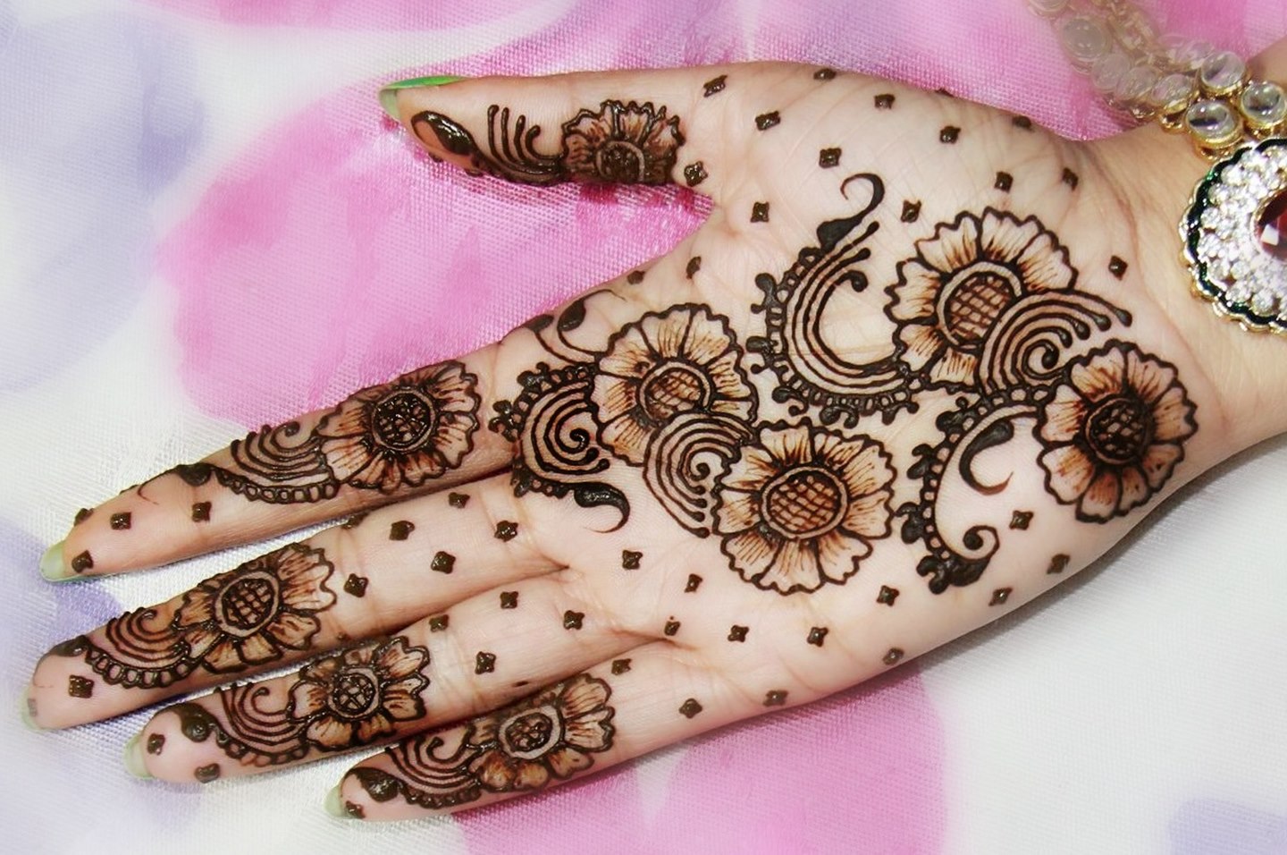 Latest Karva Chauth Mehndi Design Wallpapers - Motif - HD Wallpaper 