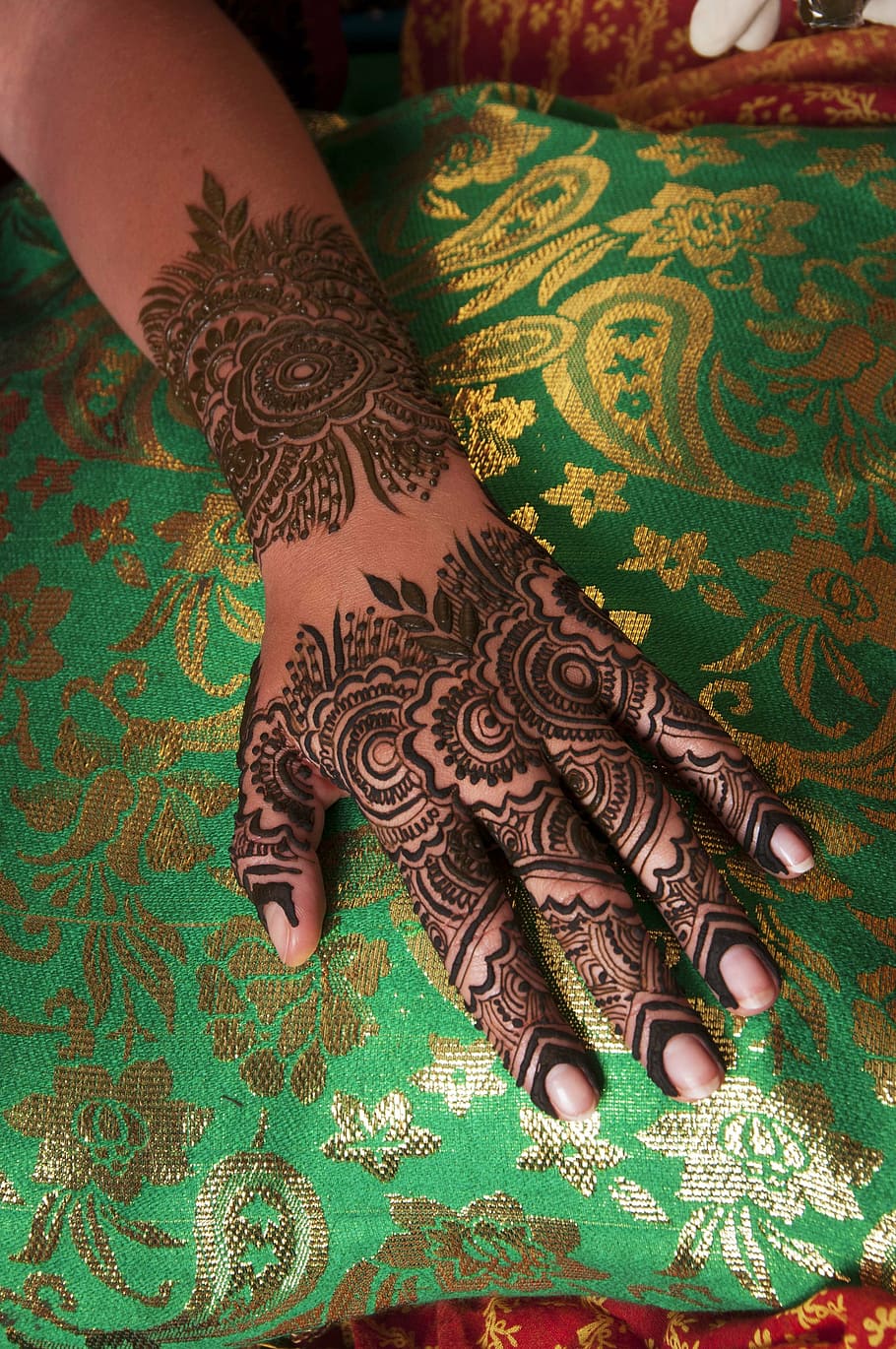 Person S Mandala Hand Henna Tattoo On Top Of Green - HD Wallpaper 