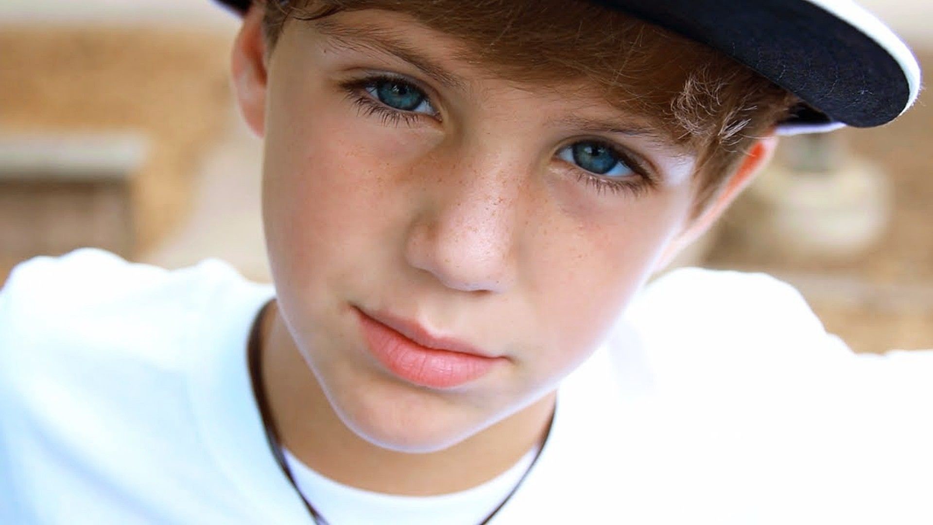 Data Src Vertical Mattyb Wallpapers Iphone - Mattyb Celebrity Phone Numbers 2014 - HD Wallpaper 